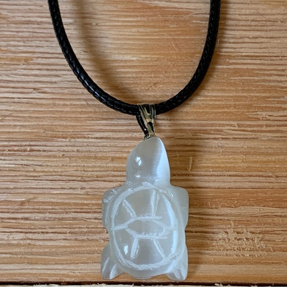 Shimmering White Cat's Eye Fiber Optic Glass Turtle Pendant Necklace Adjustable - Picture 1 of 11
